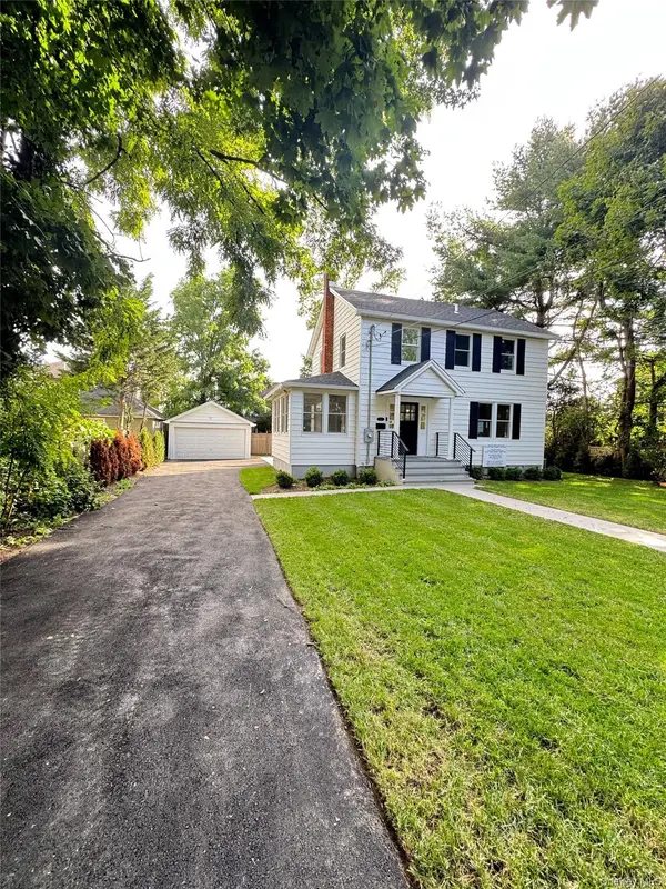 118 Willow ST, Roslyn Heights, NY 11577