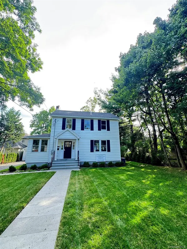 118 Willow ST, Roslyn Heights, NY 11577