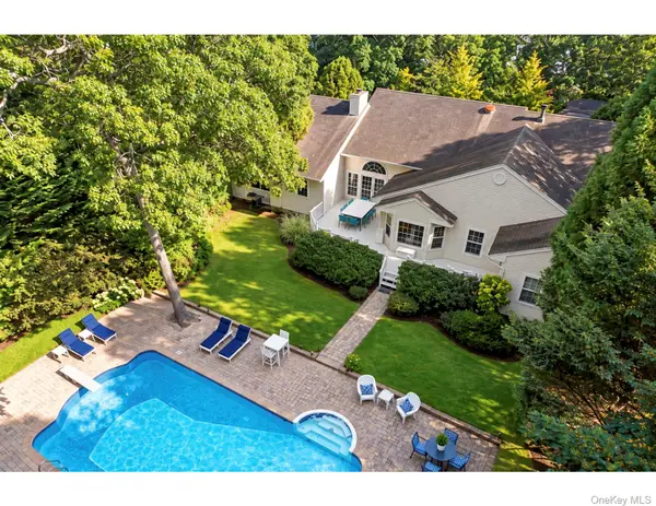 16 Willowood CT, Westhampton, NY 11977
