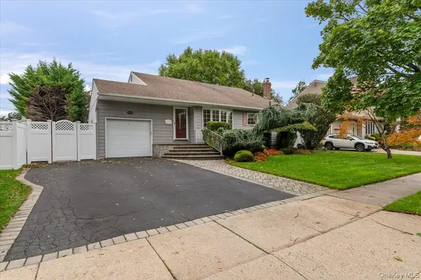 3 Jerold ST, Plainview, NY 11803