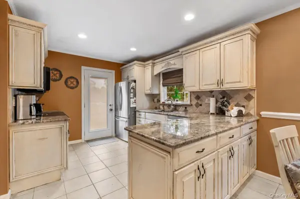 3 Jerold ST, Plainview, NY 11803