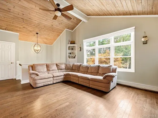 75 Lexington RD, Shirley, NY 11967