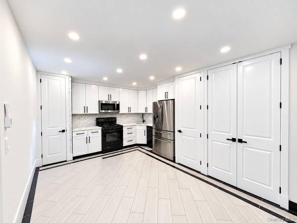 7252 Metropolitan AVE #2B, Middle Village, NY 11379