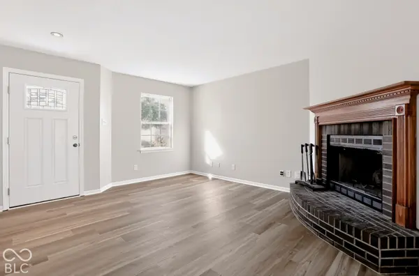 72 Winterwood DR, Greenwood, IN 46143