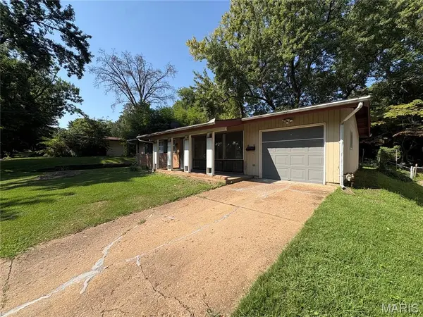 475 Waterford DR, Florissant, MO 63033