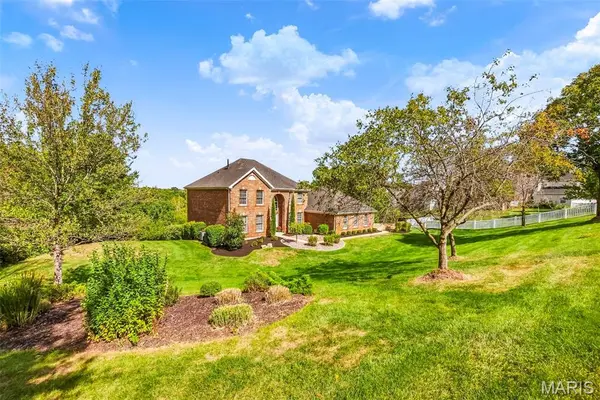 4964 Sunset Oaks LN, St Louis, MO 63128