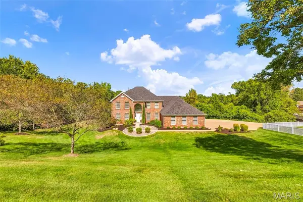 4964 Sunset Oaks LN, St Louis, MO 63128