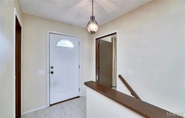 987 Barbizon DR, Manchester, MO 63021