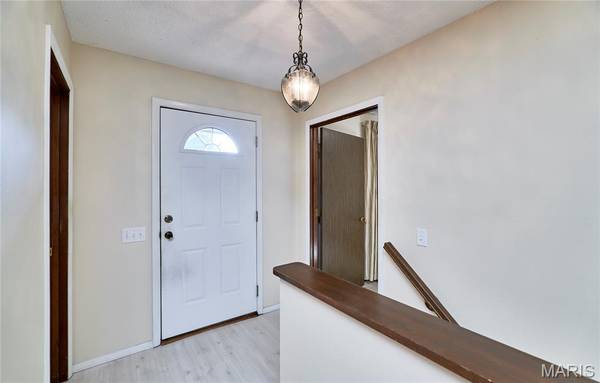 987 Barbizon DR, Manchester, MO 63021