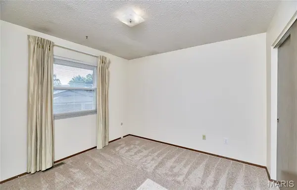 987 Barbizon DR, Manchester, MO 63021