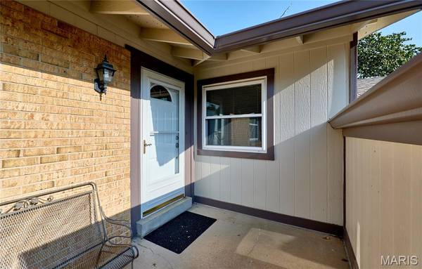 987 Barbizon DR, Manchester, MO 63021