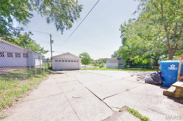 3056 Bellerive DR, Bel-nor, MO 63121