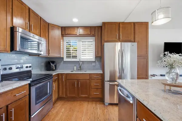 2037 E Touhy AVE, Des Plaines, IL 60018