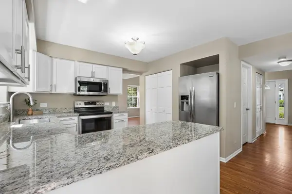 139 N Crooked Lake LN, Lindenhurst, IL 60046