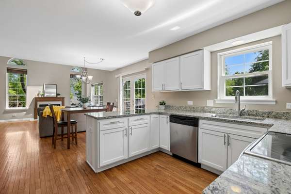 139 N Crooked Lake LN, Lindenhurst, IL 60046