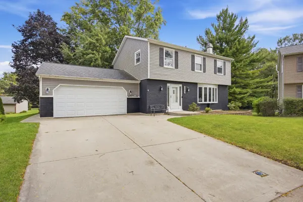 1419 N Madlock CT, Elgin, IL 60123