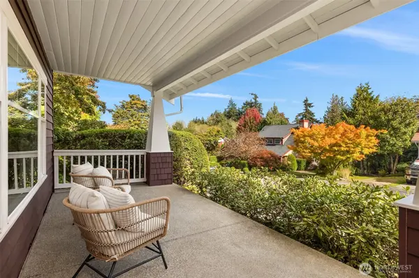 9536 NE North Town LOOP, Bainbridge Island, WA 98110