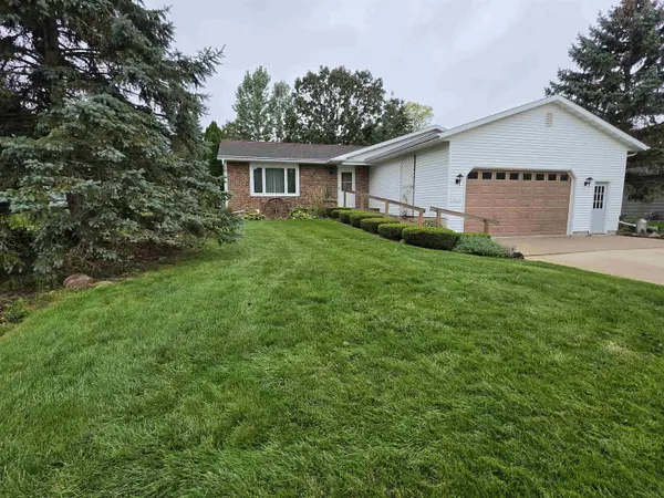 1052 EASTMAN LN, Fond Du Lac, WI 54935