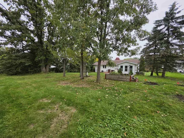 1052 EASTMAN LN, Fond Du Lac, WI 54935