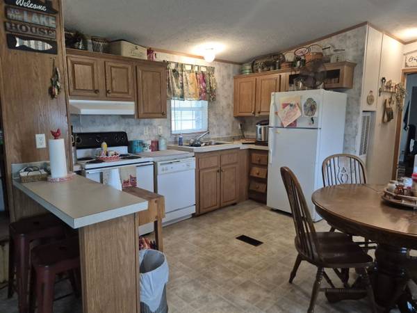 402 Eureka Lake, Eureka, KS 67045
