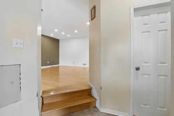 1176 Halton TER, Kanata, ON K2W 1H1