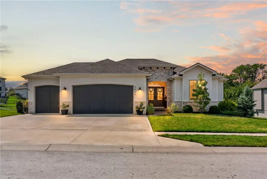 5968 Oak Creek CT, Parkville, MO 64152