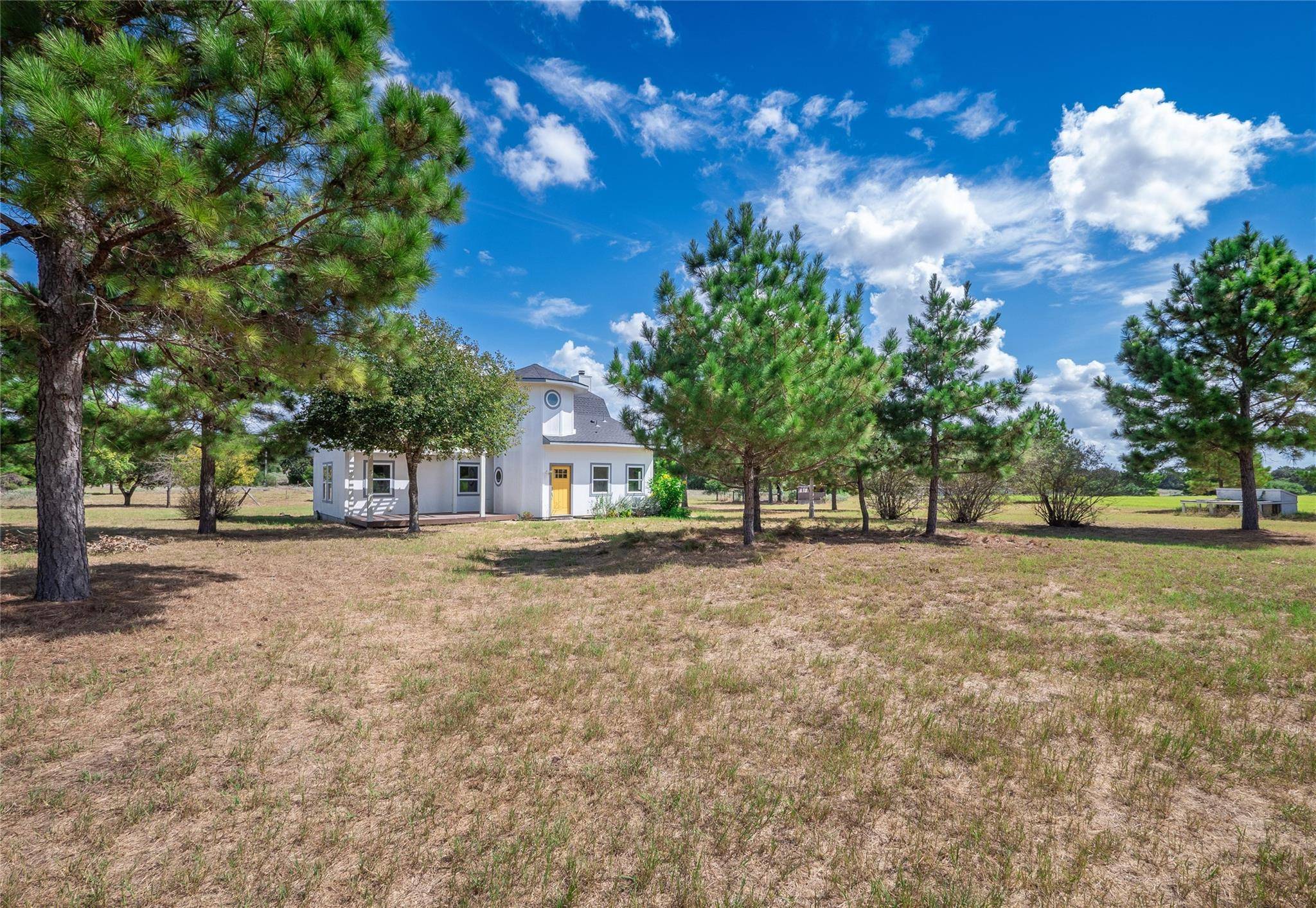 245 Country LN, Mcdade, TX 78650