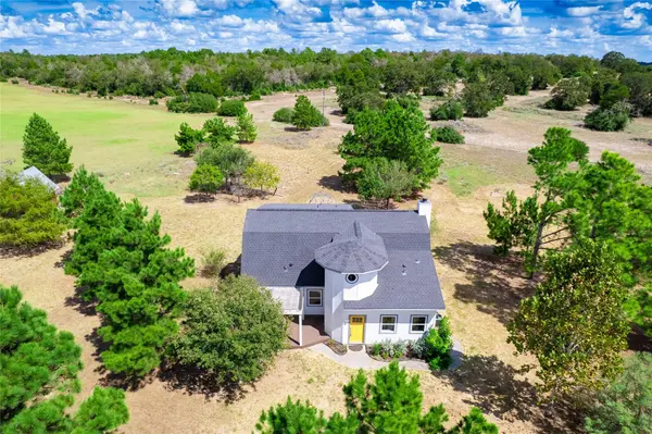 245 Country LN, Mcdade, TX 78650