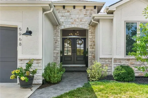 5968 Oak Creek CT, Parkville, MO 64152