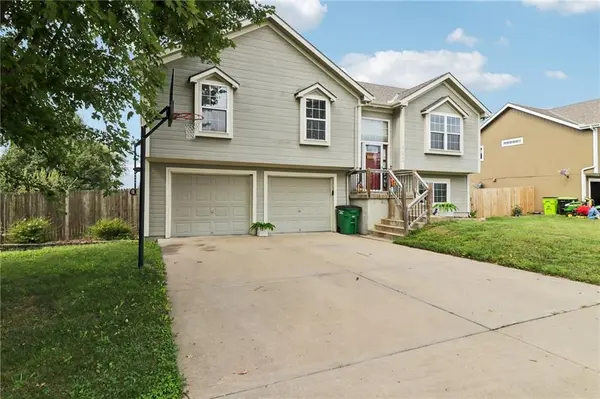 21322 Pin Oak LN, Peculiar, MO 64078