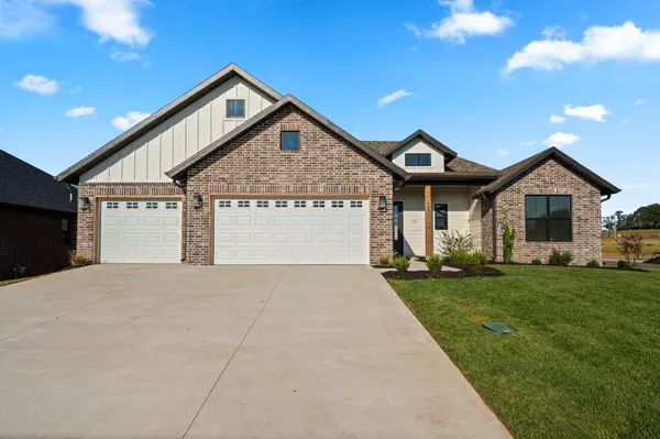 1646 S Pinecone Path, Springfield, MO 65809