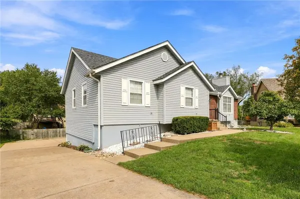 816 SE 16th ST, Oak Grove, MO 64075