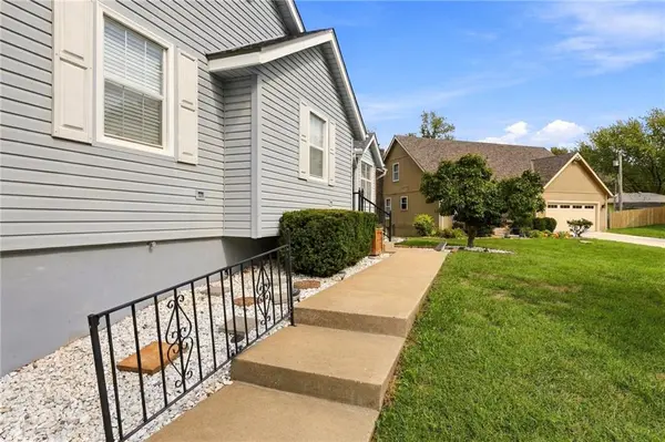 816 SE 16th ST, Oak Grove, MO 64075