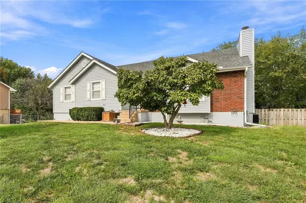 816 SE 16th ST, Oak Grove, MO 64075