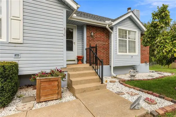 816 SE 16th ST, Oak Grove, MO 64075