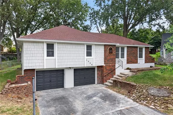 1324 SW 22nd ST, Blue Springs, MO 64015