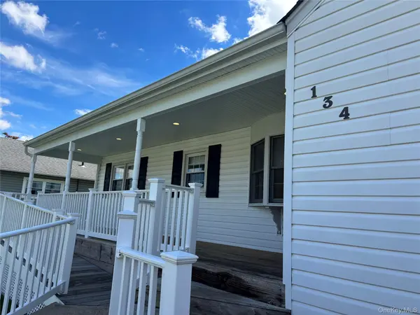 134 Veronica LN, North Babylon, NY 11703