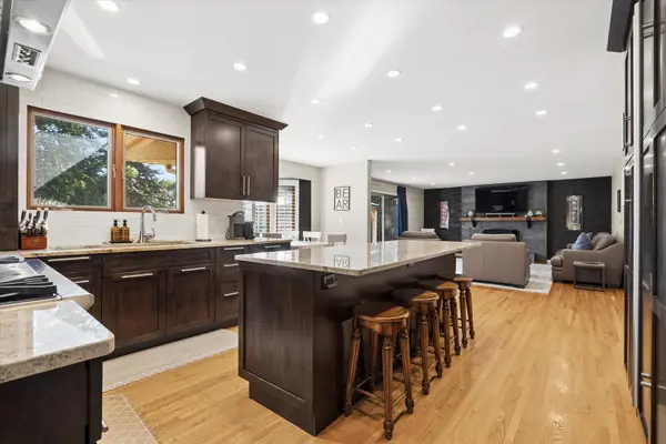 6645 Sheffield LN, Willowbrook, IL 60527