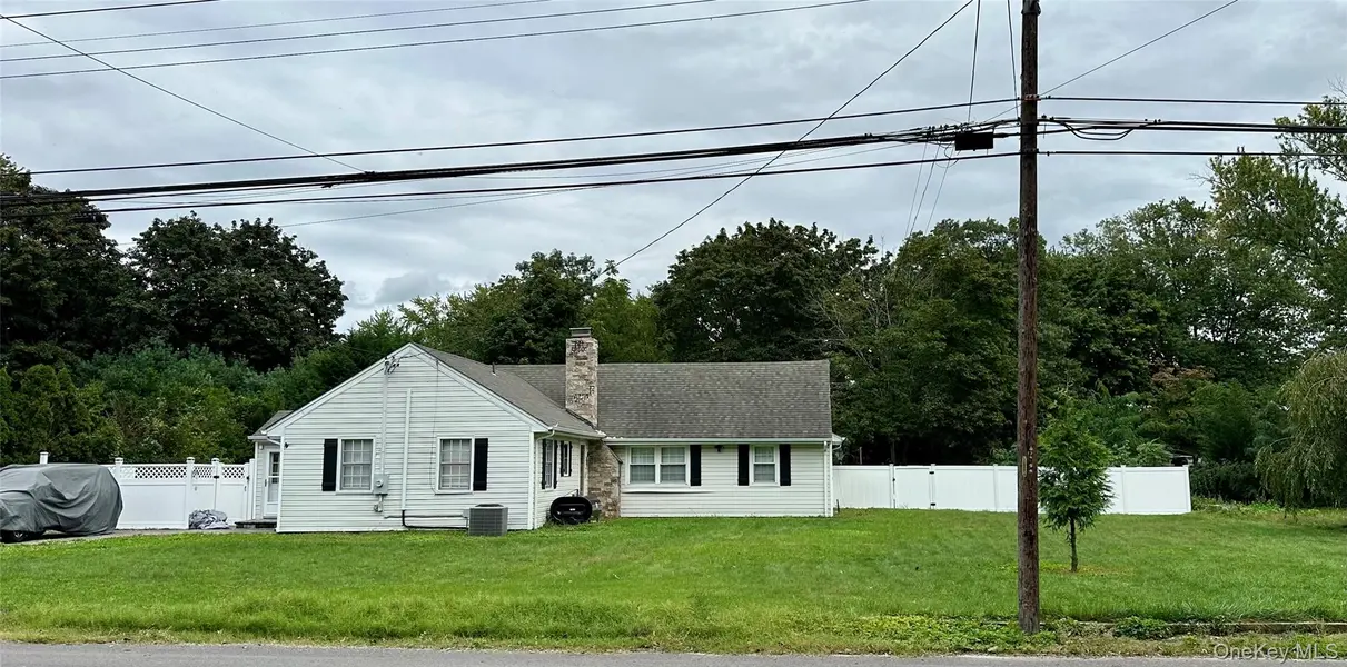 1385 Gardiner DR, Babylon, NY 11706