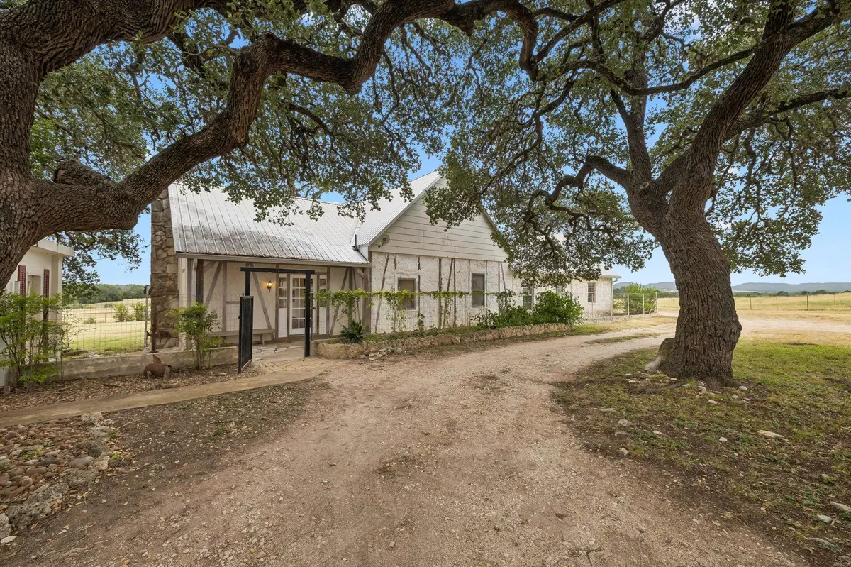 48 Holiday RD, Out Of Area, TX 78013