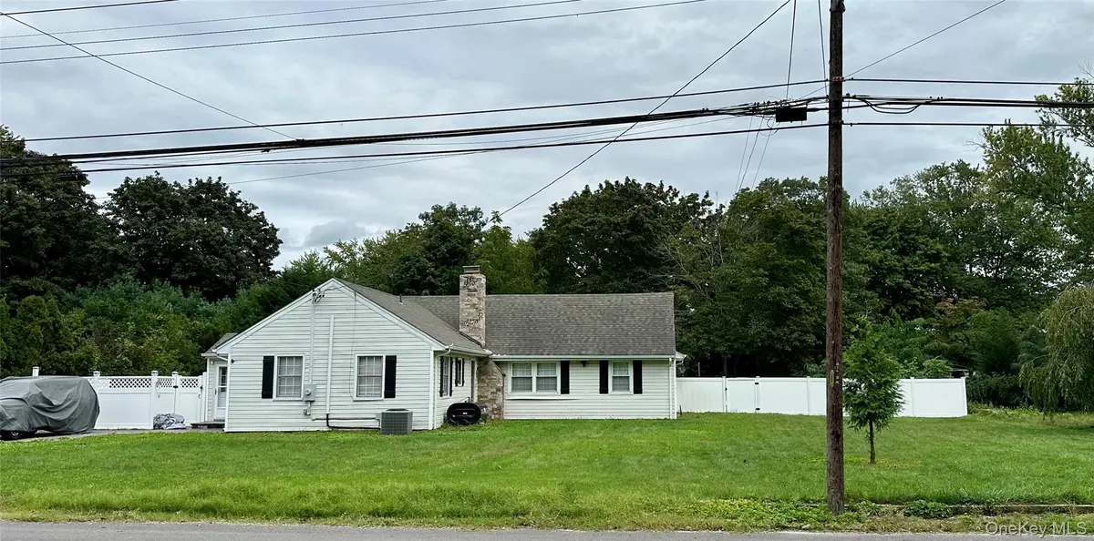 1385 Gardiner DR, Babylon, NY 11706