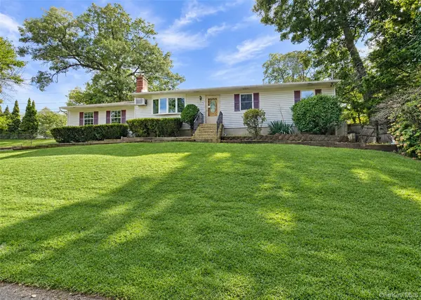 2 Renwick RD, Ronkonkoma, NY 11779