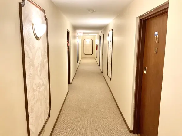 200 S Dee RD #1A, Park Ridge, IL 60068
