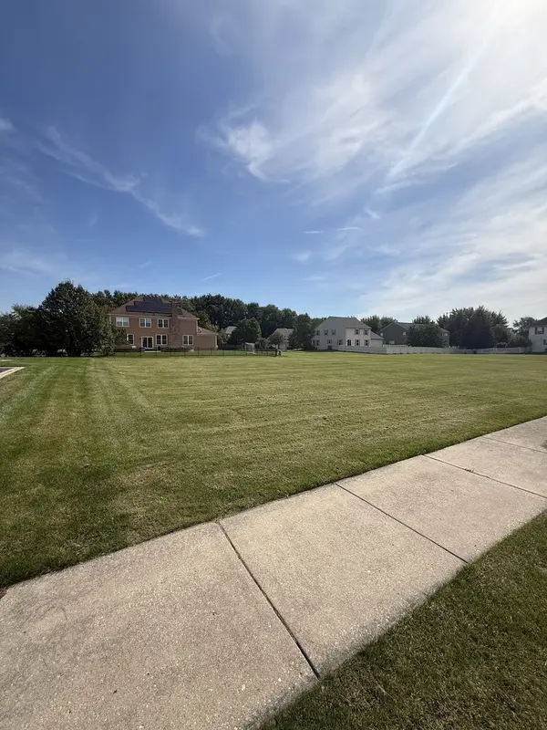 1441 Blume DR, Elgin, IL 60124