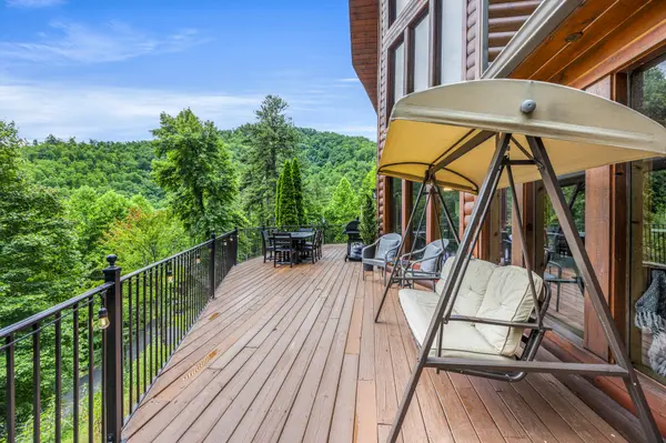 2733 Pine Crest Ln, Sevierville, TN 37862