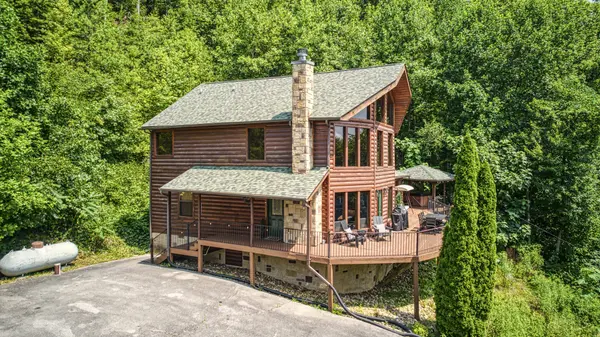 2733 Pine Crest Ln, Sevierville, TN 37862