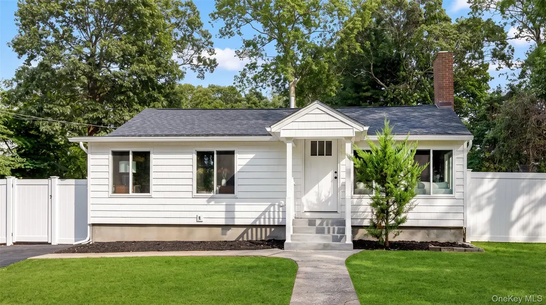 8 Woodlawn AVE, Selden, NY 11784