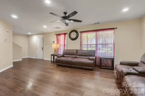 1605 Crandon DR, Charlotte, NC 28216