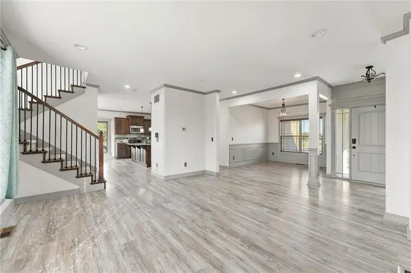 608 SW LAKE SIDE DR, Lee's Summit, MO 64064