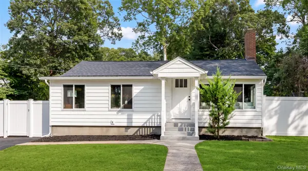 8 Woodlawn AVE, Selden, NY 11784